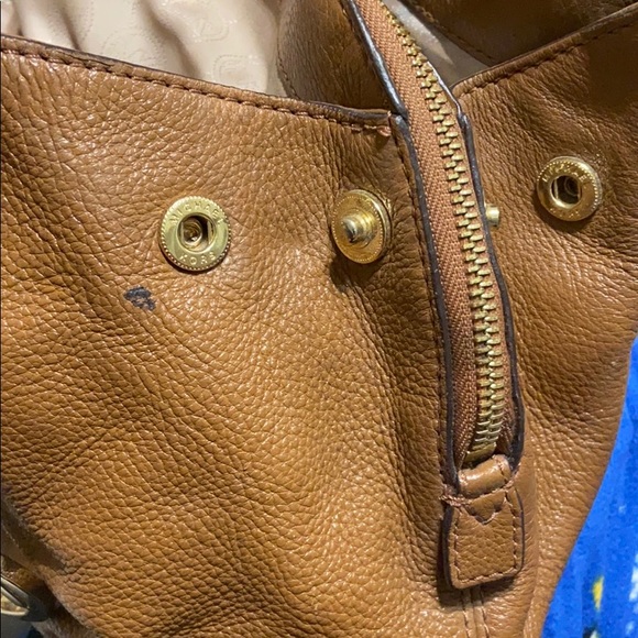 Micheal Kors preloved tan/acorn satchel - Picture 9 of 11